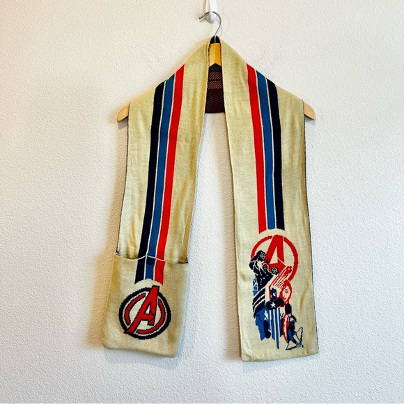 Loot Crate Marvel Avengers Knit Scarf w/Pouch Novelty Comic Book - Picture 1 of 5
